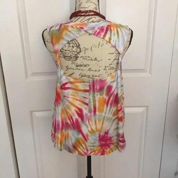 NWT! Tie-Dyed Twist Back Tank Top - Picture 6 of 8